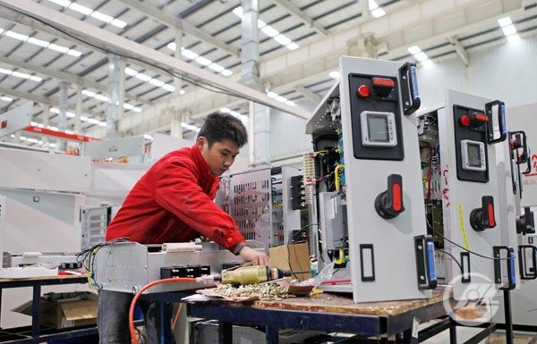 beats365中文官网技术人员正在操作现代化电气设备。宋荣成 摄.JPG.jpg